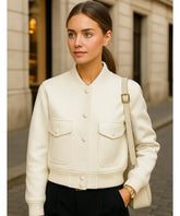 Comprar Jaqueta Bomber Feminina Off White Sarja Premium com Gola Canelada e Botões Pressão Casual Urbana barata em promoção ZARA